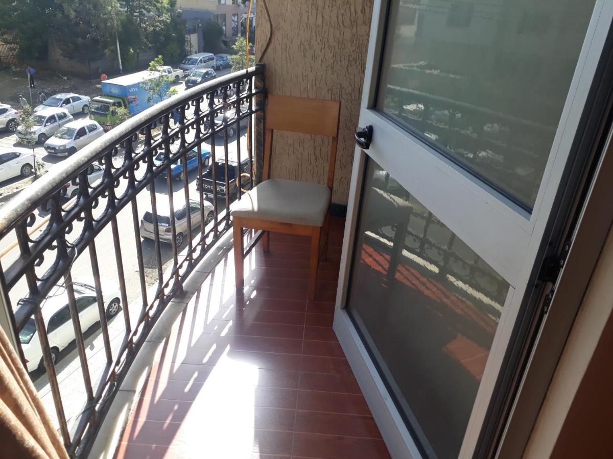 Bruhway Hotel Addis Abeba Buitenkant foto