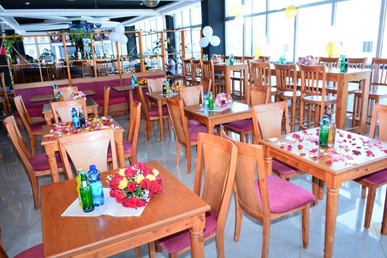Bruhway Hotel Addis Abeba Buitenkant foto